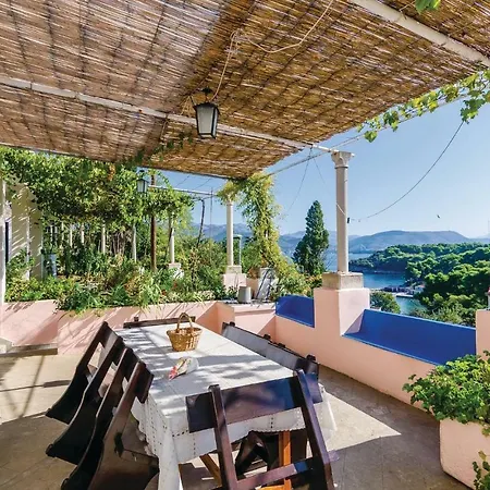 Appartement Three-bedroom In Kolocep *
